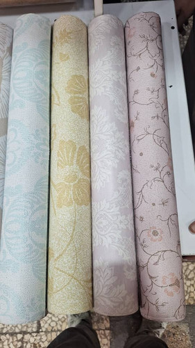 کاغذ دیواری سفیدوطوسی وطلایی طرح پتینه